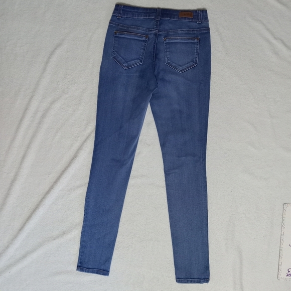 Almost Famous Like New Button Front Stretch Denim Skinny Jeans size 5 - Picture 6 of 8